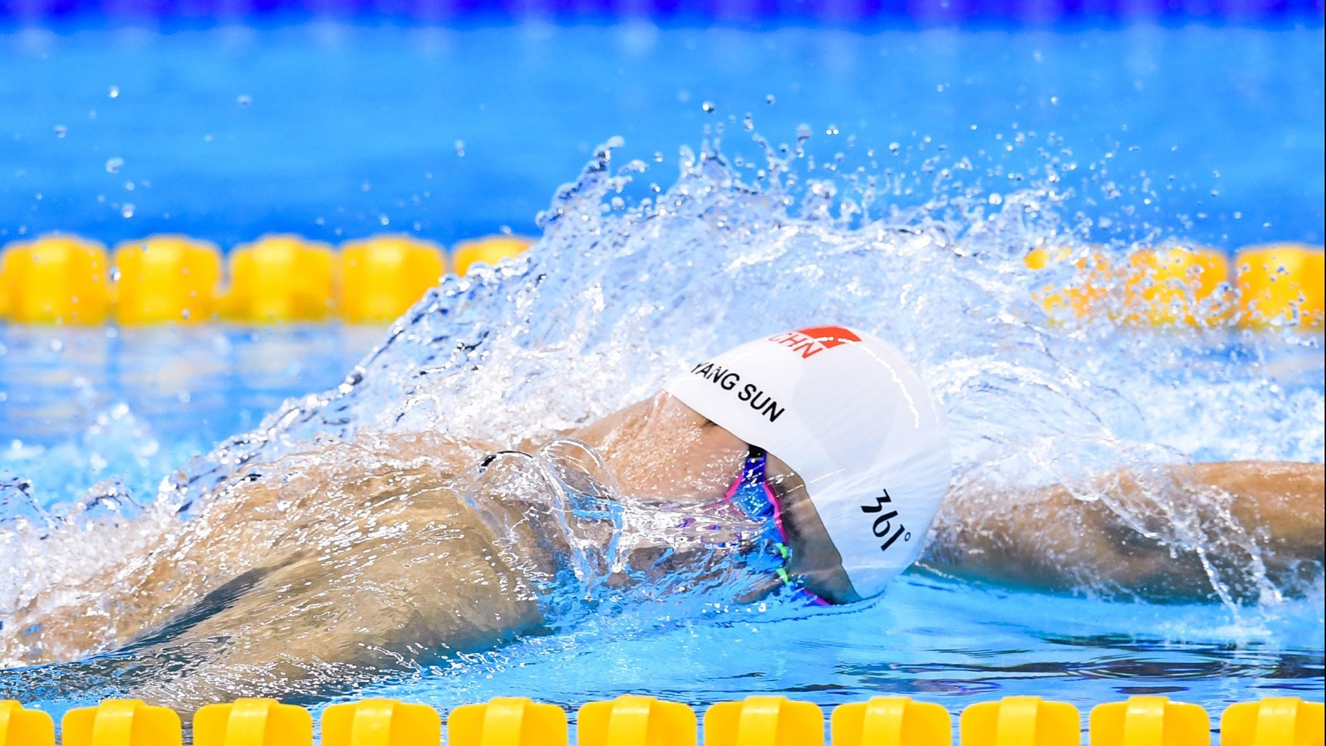 美国骑手艾丽西亚·伯杰和凯特·福夸在巴黎青少年马术比赛中表现出色，获得多项荣誉。